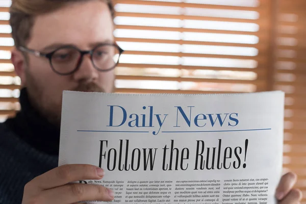 Man reading newspaper — Stock Photo, Image