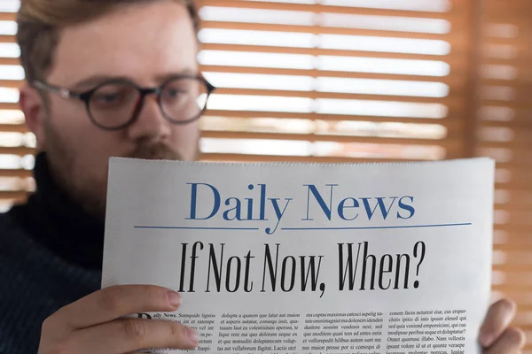 Man reading newspaper — Stock Photo, Image