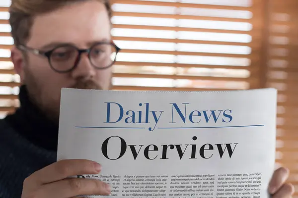 Man reading newspaper — Stock Photo, Image