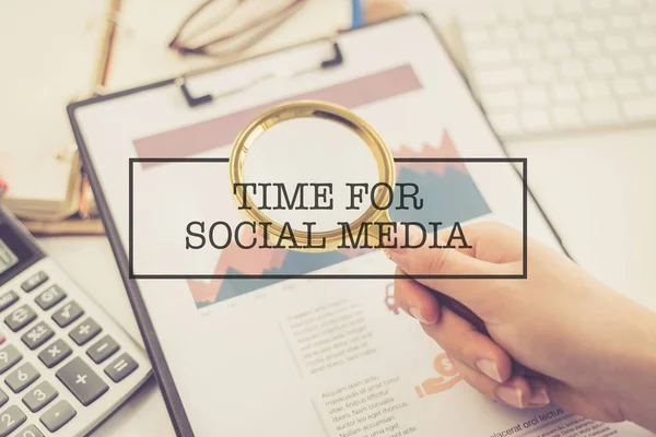 CONCEPT: TIME FOR SOCIAL MEDIA — Stock Photo, Image