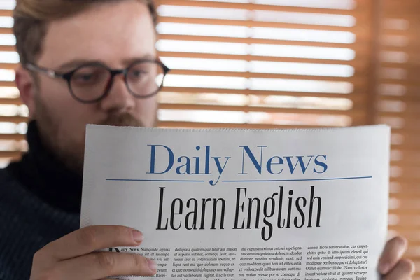 Man reading newspaper — Stock Photo, Image