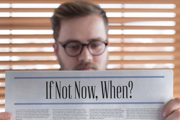 Homem lendo jornal — Fotografia de Stock