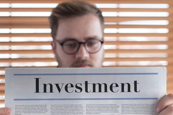 Hombre leyendo periódico — Foto de Stock