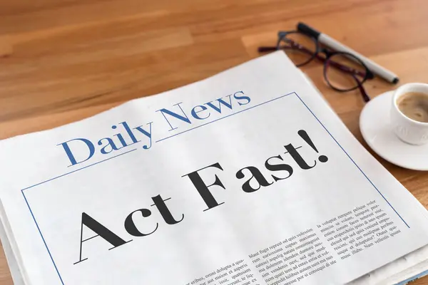 Blick auf Zeitung auf dem Tisch — Stockfoto