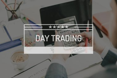 Hesap makinesi kullanan adam 