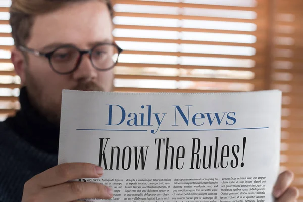 Wer die Regeln liest, kennt sie! Schlagzeile Zeitung — Stockbild Mann liest Zeitung — Stockfoto