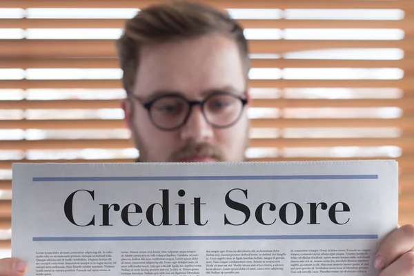 Hombre leyendo periódico — Foto de Stock