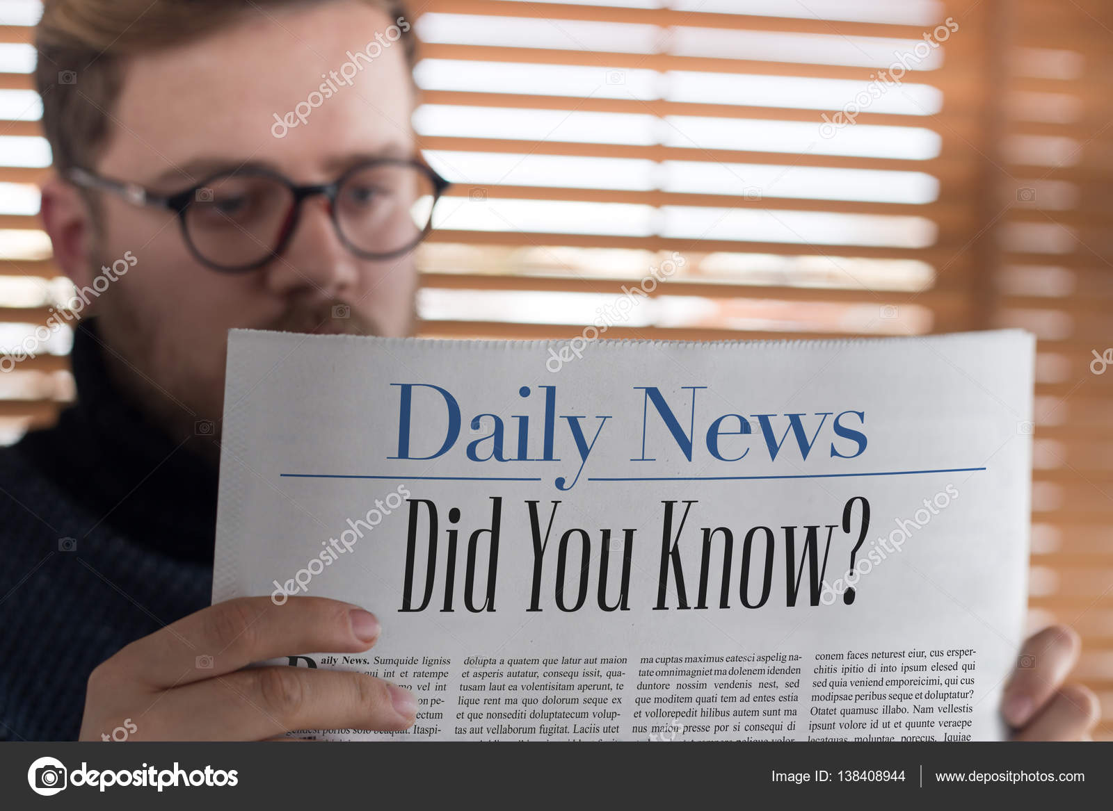 Herunterladen - Wussten Sie, dass jemand liest? Schlagzeile Zeitung — Stockbild Mann liest Zeitung — Stockfoto