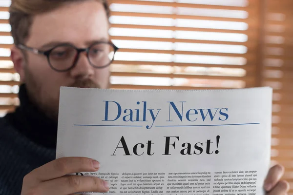 Mann liest schnell! Schlagzeile Zeitung — Stockbild Mann liest Zeitung — Stockfoto