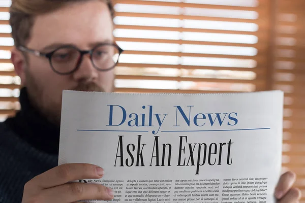 Mann beim Lesen fragt einen Experten — Stockbild Mann liest Zeitung — Stockfoto