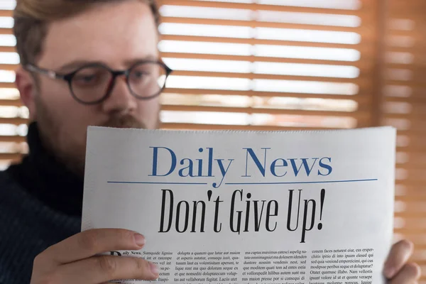 Man reading newspaper — Stock Photo, Image