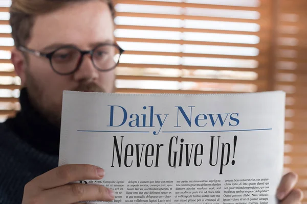Lesemann gibt niemals auf! Schlagzeile Zeitung — Stockbild Mann liest Zeitung — Stockfoto
