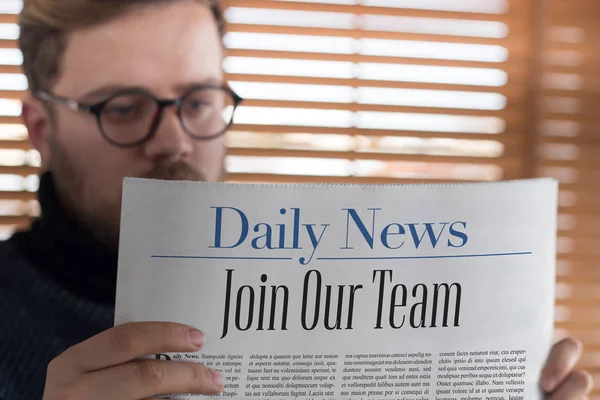 Mann liest Zeitung im Team — Stockbild Mann liest Zeitung — Stockfoto