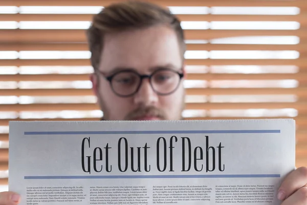 Man reading newspaper — Stock Photo, Image