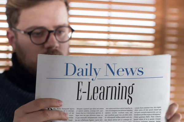Mann liest E-Learning-Zeitung — Stockbild Mann liest Zeitung — Stockfoto