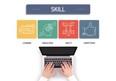 Dizüstü bilgisayarda çalışan iş adamı