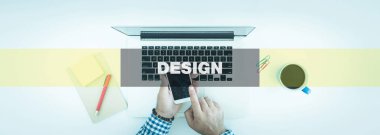 Dijital cihazlar kullanan adam