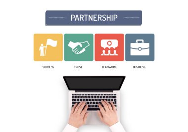 Dizüstü bilgisayarda çalışan iş adamı