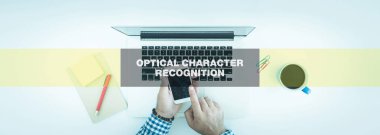 Dijital cihazlar kullanan adam