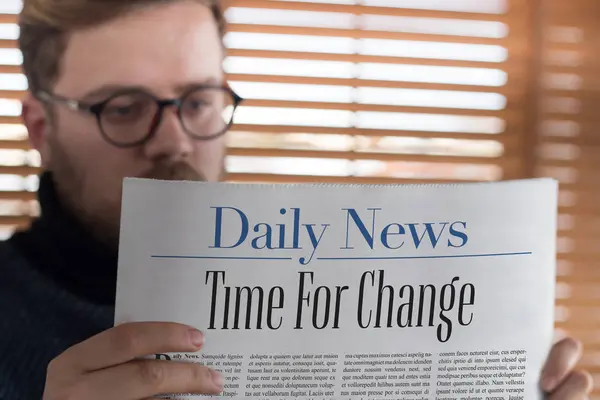 Mann beim Zeitungslesen: Zeit für Veränderung — Stockbild Mann liest Zeitung — Stockfoto