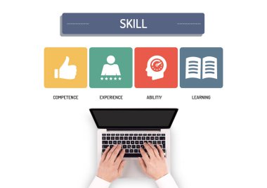 erkek eli ve dizüstü bilgisayar