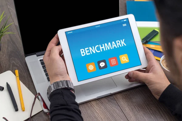 BENCHMARK EN TABLET PC SCREEN —  Fotos de Stock