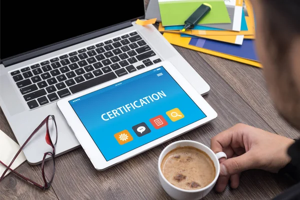 Certifiering på Tablet Pc-skärmen — Stockfoto