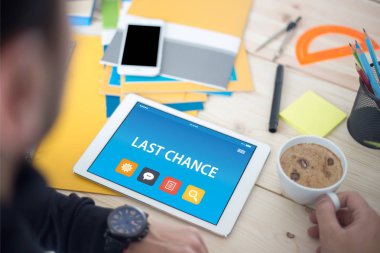 Dijital tabletli adam