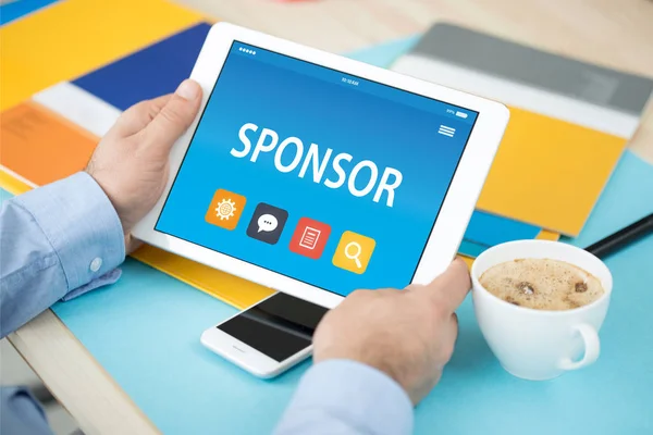 CONCEPTO DE SPONSOR EN LA TABLETA PC — Foto de Stock