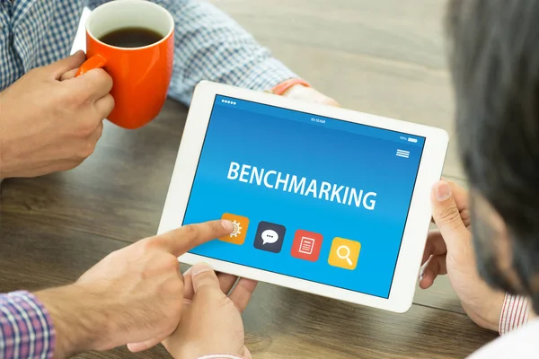 Benchmarking på Tablet Pc-skärmen — Stockfoto
