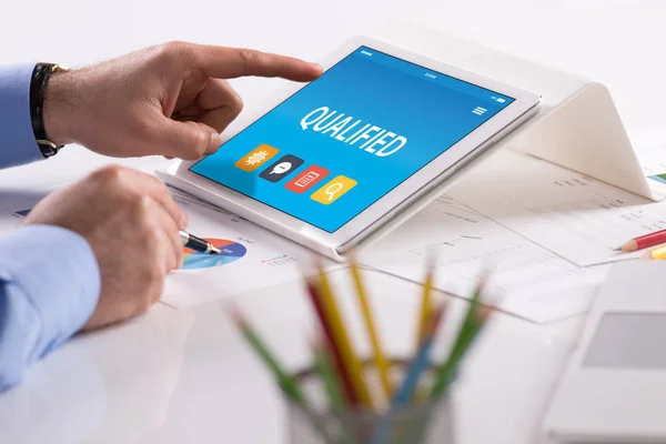 Leosztást használ digitális tabletta — Stock Fotó