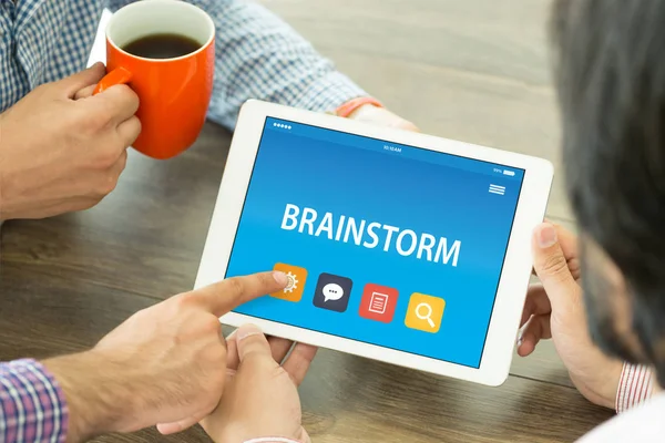 Brainstormen over Tablet Pc-scherm — Stockfoto