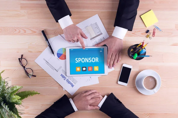 CONCEPTO DE SPONSOR EN LA TABLETA PC — Foto de Stock