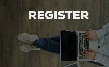 dizüstü bilgisayar kullanan adam. 