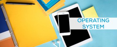 Tablet, smartphone ve keçe kalem masa üzerinde