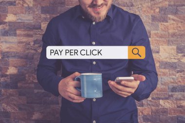 adam holding Kupası ve smartphone