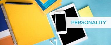 Tablet ve smartphone üstünde okul sırası. 
