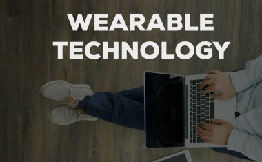 dizüstü bilgisayar kullanan adam. 