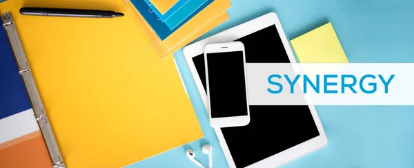 Smartphone och surfplatta på skrivbord — Stockfoto