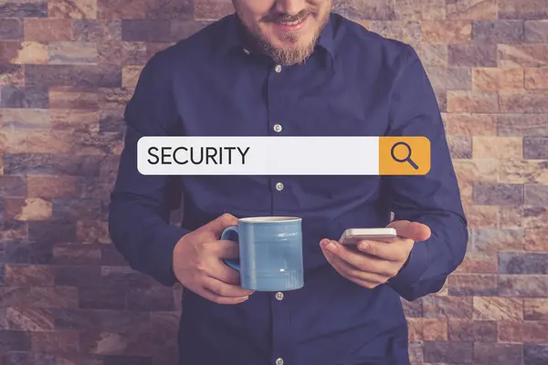 Hombre sosteniendo taza y teléfono inteligente — Foto de Stock