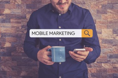 adam holding Kupası ve smartphone
