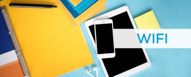 Tablet ve smartphone üstünde okul sırası. 
