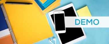 Tablet, smartphone ve keçe kalem masa üzerinde