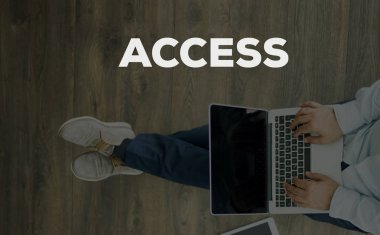 dizüstü bilgisayar kullanan adam. 