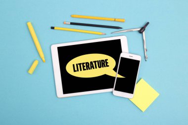 Tablet ve smartphone üstünde okul sırası. 