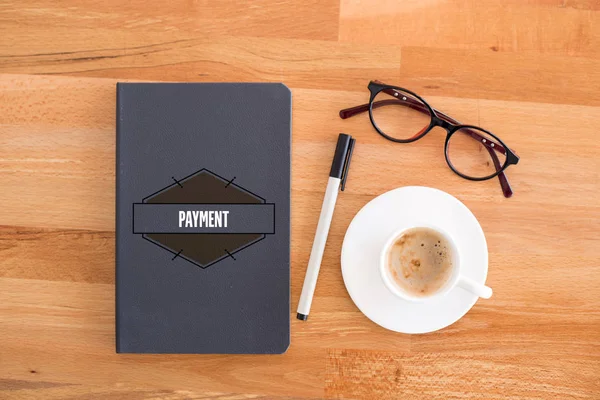 Notebook, Puchar ang okulary na biurko. — Zdjęcie stockowe
