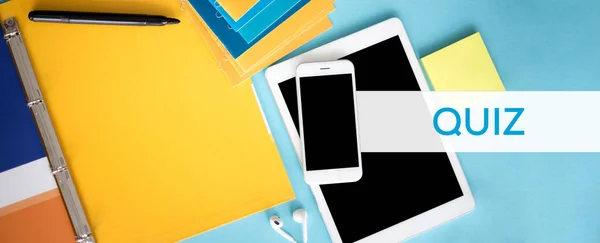 Tablet, Smartphone und Filzstift auf dem Schreibtisch — Stockfoto