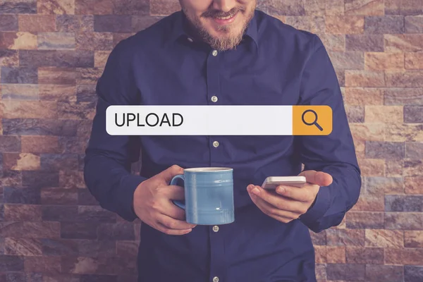 Man bedrijf cup en smartphone — Stockfoto