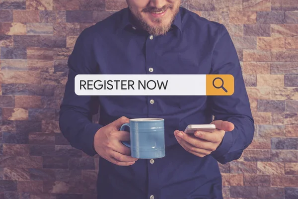 Hombre sosteniendo taza y teléfono inteligente — Foto de Stock