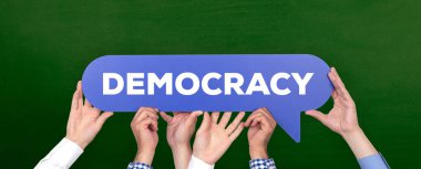 Konuşma balonu holding insan eller